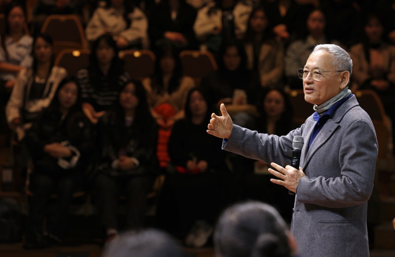 ▲ 유인촌 문화체육관광부 장관이 7일 서울 중구 국립극장 하늘극장에서 열린 '국립예술단체 청년 교육단원 통합 발대식'에서 청년 교육단원들과 대화의 시간을 갖고 있다.ⓒ문화체육관광부