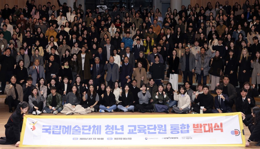 ▲ 유인촌 문화체육관광부 장관이 7일 서울 중구 국립극장 하늘극장에서 열린 국립예술단체 청년 교육단원 통합 발대식에서 청년 교육단원들과 기념촬영을 하고 있다.ⓒ문화체육관광부