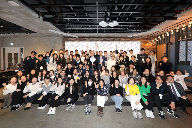 ▲ 한화생명 홍정표 커뮤니케이션실 부사장(중앙 우측), 대한암협회 이민혁 회장(중앙 좌측) 및 암경험청년 크루원들이 WE CARE RESET 크루 성과 공유회에 참여한 뒤 기념촬영을 하고 있다.ⓒ한화생명