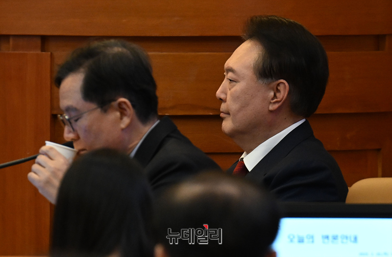 ▲ 윤석열 대통령이 2월 20일 서울 종로구 헌법재판소에서 열린 탄핵심판 10차 변론에 출석해 있다. (사진=공동취재단)