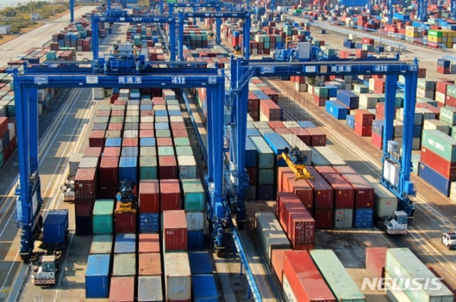 ▲ 중국 장쑤성 난퉁항 컨테이너 전용부두. 240807 AP/뉴시스. ⓒ뉴시스