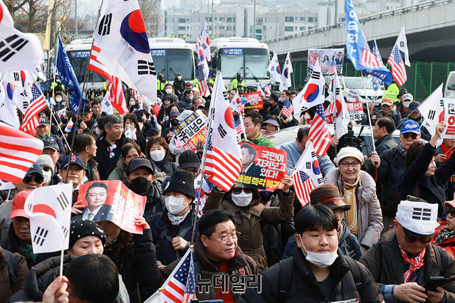 ▲ 자유공화 시민들이 손에손에 태극기 들고 한남동 대통령 관저로 모여들고 있다.ⓒ 이종현 기자