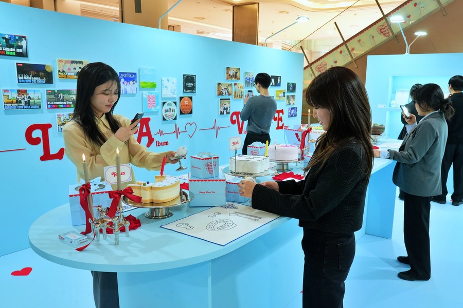 ▲ 잠실 월드몰에서 진행하는 '플레이브' 데뷔 2주년 기념 팝업에서 굿즈를 살펴보는 고객 모습ⓒ롯데백화점