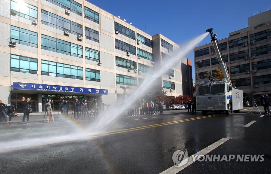 ▲ 2015년 서울 중구 서울지방경찰청 기동본부에서 경찰 관계자들이 살수차 시연을 하고 있다. ⓒ연합뉴스