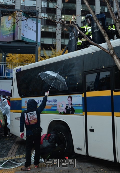 ▲ 2015년 11월 민중총궐기 대규모 집회에서 이동이 막힌 시위대들이 경찰 버스를 끌어내리자 경찰이 물대포와 캡사이신으로 맞서고 있다. ⓒ정상윤 기자
