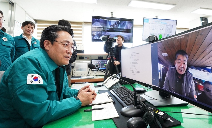 ▲ 강도형 해양수산부 장관이 7일 전북 군산 비응항을 방문해 어선안전관리 현장 점검을 하고 있다. ⓒ해양수산부