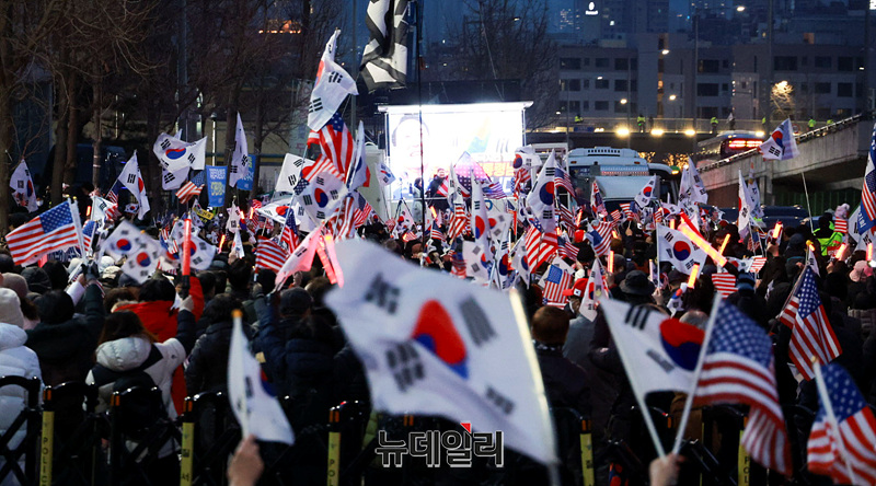 ▲ 윤석열 대통령 구속 취소 인용 소식에 7일 밤 시민들이 손에 태극기 들고 한남동 대통령 관저로 모여들고 있다.ⓒ 이종현 기자