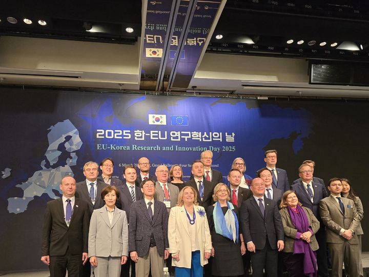 ▲ 한국수자원공사가 6일 서울 포시즌스호텔에서 개최된 '2025 한-유럽연합(EU) 연구혁신의 날'에서 주한 유럽연합 대표부 및 유럽연합집행위원회 연구혁신총국과 국제 연구 및 개발 분야 협력체계 강화를 위한 방안을 논의했다. ⓒ한국수자원공사