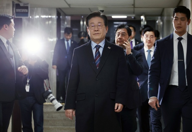 ▲ 법원이 윤석열 대통령의 구속 취소를 인용한 7일 서울 여의도 국회에서 이재명 더불어민주당 대표가 의원총회장으로 향하고 있다. 2025.03.07.ⓒ뉴시스