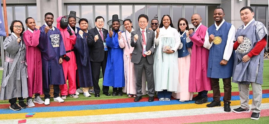 ▲ APEC 제1차 고위관리회의(APEC 2025 SOM1)가 경북 경주 화백컨벤션센터(HICO)에서 성황리에 개최되는 가운데 전통문화 공연과 5한(韓)체험존 등 K-문화를 활용한 다양한 전시·체험 프로그램이 각국 대표단에 좋은 호응을 얻고 있다.ⓒ경북도