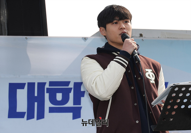▲ 광주대·군산대·목포대·전남대·전북대·조선대 재학생들이 7일 오후 전라남도 광주 김대중컨벤션센터 앞 2개 차도에서 '호남권 대학 연합 탄핵반대 시국선언'을 개최했다. ⓒ정상윤 기자