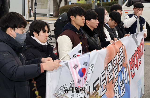 ▲ 광주대·군산대·목포대·전남대·전북대·조선대 재학생들이 7일 오후 전라남도 광주 김대중컨벤션센터 앞 2개 차도에서 '호남권 대학 연합 탄핵반대 시국선언'을 개최했다. ⓒ정상윤 기자
