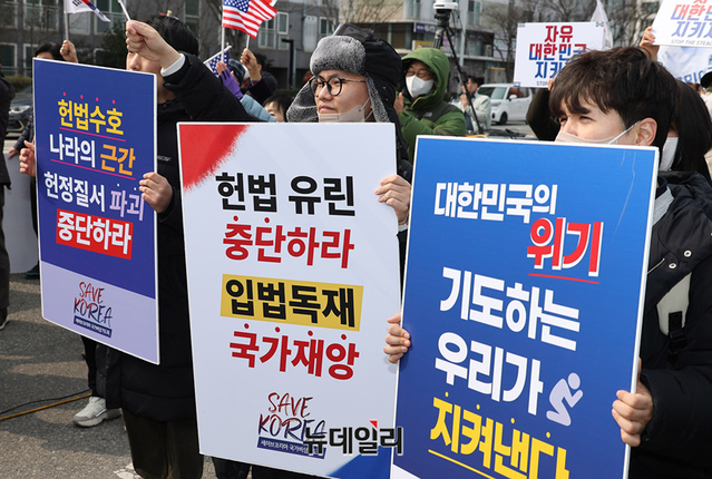 ▲ 광주대·군산대·목포대·전남대·전북대·조선대 재학생들이 7일 오후 전라남도 광주 김대중컨벤션센터 앞 2개 차도에서 '호남권 대학 연합 탄핵반대 시국선언'을 개최했다. ⓒ정상윤 기자