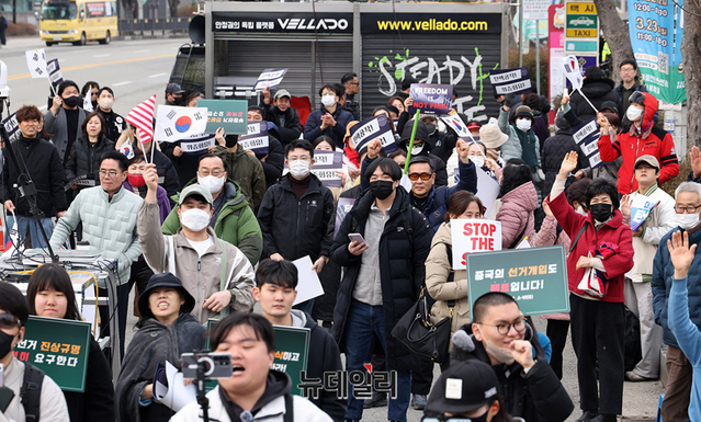 ▲ 광주대·군산대·목포대·전남대·전북대·조선대 재학생들이 7일 오후 전라남도 광주 김대중컨벤션센터 앞 2개 차도에서 '호남권 대학 연합 탄핵반대 시국선언'을 개최했다. ⓒ정상윤 기자