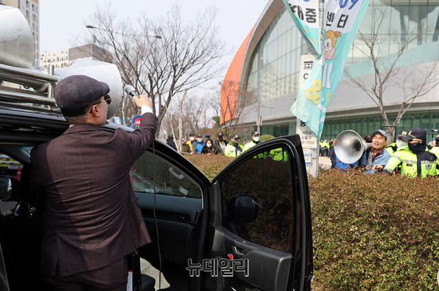 ▲ 서울 한남동과 헌법재판소 앞 탄핵 반대 집회를 꾸준히 방해해온 좌파 세력들이 7일 오후 전라남도 광주 김대중컨벤션센터 앞 2개 차도에서 열린 '호남권 대학 연합 탄핵반대 시국선언'에 맞서 '미신고 욕설 집회'를 열었다. 이들은 학생들의 집회 현장에서 불과 약 1.5m 떨어진 지점에서 미신고 집회를 열고 확성기를 동원해 