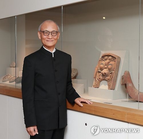 ▲ 와당박물관 전시실 앞에서 포즈를 취해준 유창종 전 서울중앙지검장. ⓒ 연합뉴스