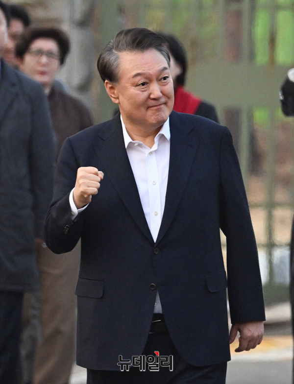 ▲ 윤석열 대통령이 8일 오후 경기 의왕시 서울구치소에서 나와 지지자들에게 인사를 하고 있다. ⓒ정상윤 기자