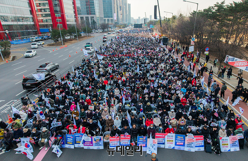 ▲ 구속기소된 윤석열 대통령의 구속취소 청구가 인용된 다음날인 8일 오전 서울 여의도 여의대로에서 윤 대통령 탄핵을 반대하는 세이브코리아 국가비상기도회가 진행되고 있다.ⓒ서성진 기자.