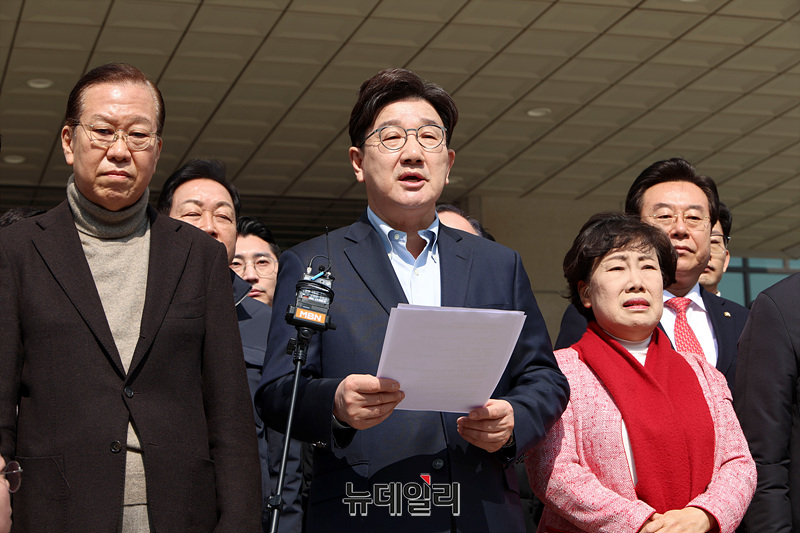 ▲ 권성동 국민의힘 원내대표가 8일 서울 서초구 대검찰청 앞에서 열린 비상의원총회에서 윤석열 대통령의 즉각 석방을 촉구하는 발언을 하고 있다.ⓒ서성진 기자.