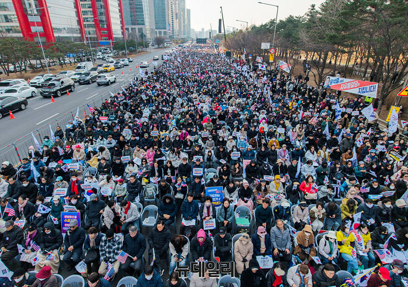 ▲ 구속기소된 윤석열 대통령의 구속취소 청구가 인용된 다음날인 8일 오전 서울 여의도 여의대로에서 윤 대통령 탄핵을 반대하는 세이브코리아 국가비상기도회가 진행되고 있다. ⓒ서성진 기자