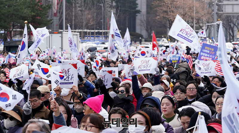 ▲ 구속기소된 윤석열 대통령의 구속취소 청구가 인용된 다음날인 8일 오전 서울 여의도 여의대로에서 윤 대통령 탄핵을 반대하는 세이브코리아 국가비상기도회가 진행되고 있다. ⓒ서성진 기자