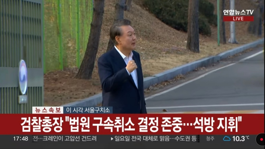 ▲ 윤석열 대통령의 강속구가 스트라이크 존을 지났다. 주먹을 불끈 쥐고 자유공화 시민들에게 인사했다. ⓒ TV 화면 촬영