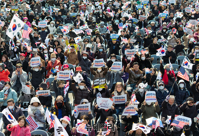 ▲ 구속기소된 윤석열 대통령의 구속취소 청구가 인용된 다음날인 8일 오후 서울 여의도 여의대로에서 윤 대통령 탄핵을 반대하는 세이브코리아 국가비상기도회가 진행되고 있다. ⓒ서성진 기자