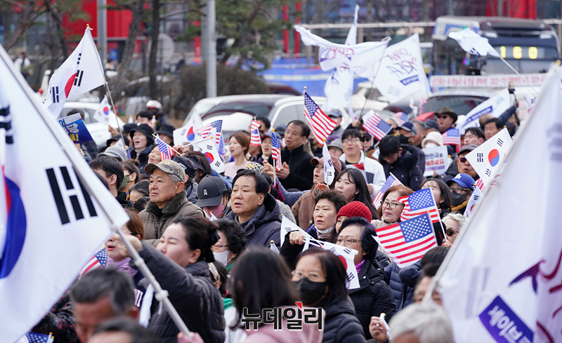 ▲ 구속기소된 윤석열 대통령의 구속취소 청구가 인용된 다음날인 8일 오후 서울 여의도 여의대로에서 윤 대통령 탄핵을 반대하는 세이브코리아 국가비상기도회가 진행되고 있다. ⓒ서성진 기자