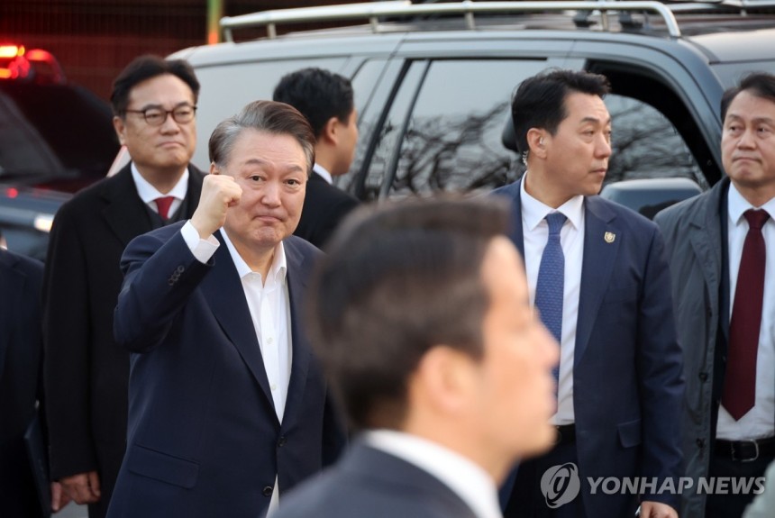 ▲ 서울구치소에서 석방된 윤석열 대통령이 8일 서울 한남동 관저 앞에서 차량에서 내려 대기하던 지지자들에게 주먹을 불끈 쥐며 인사하고 있다. ⓒ연합뉴스 제공.