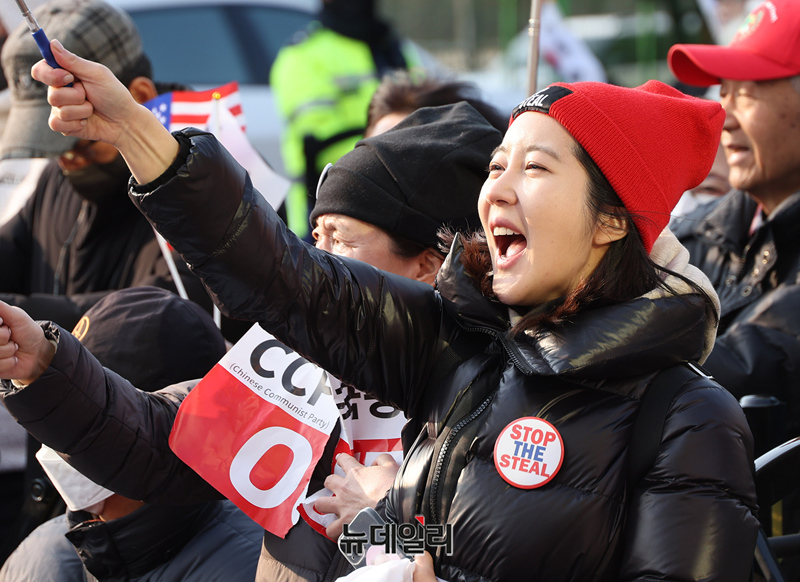 ▲ 윤석열 대통령 복귀 소식에 한남관저 앞에 몰린 지지자들. ⓒ정상윤 기자.