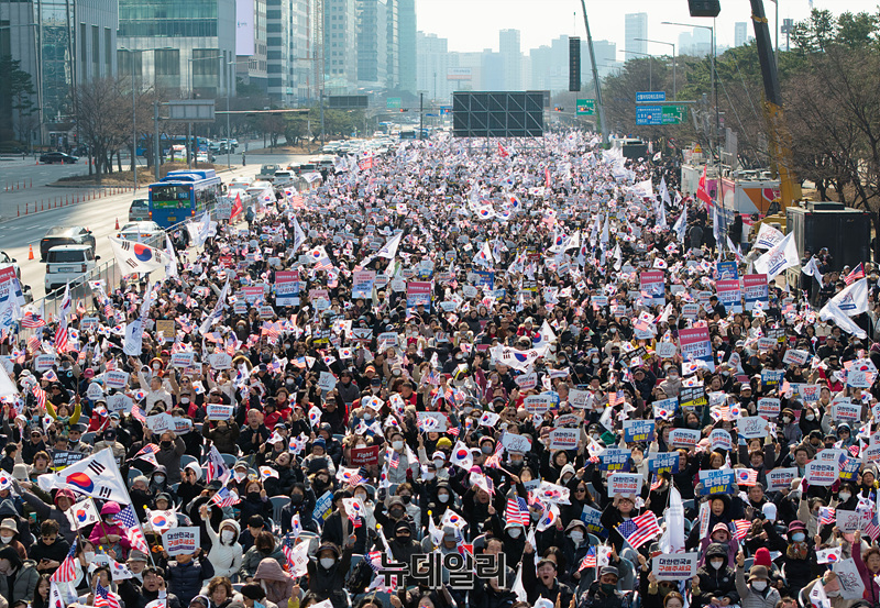 ▲ 구속기소된 윤석열 대통령의 구속취소 청구가 인용된 다음날인 8일 오전 서울 여의도 여의대로에서 윤 대통령 탄핵을 반대하는 세이브코리아 국가비상기도회가 진행되고 있다. ⓒ서성진 기자