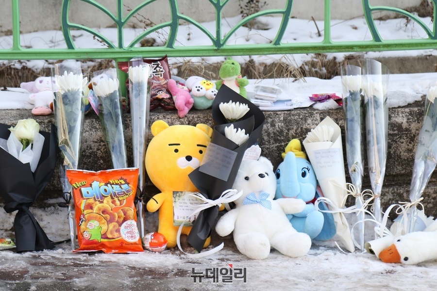 ▲ 대전 한 초등학교 1학년 김하늘양이 여교사에 의해 살해된 후 이 학교 담벼락에 는 평소 김하늘 양이 좋아했던 인형과 과자, 그리고 시민들이 추모를 위해 가져다 놓은 꽃 등이 놓여 있다.ⓒ뉴데일리