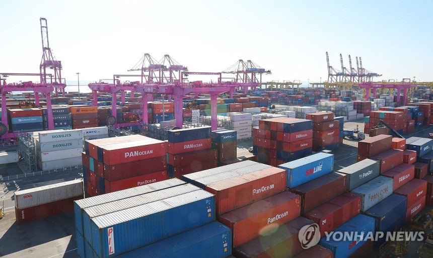 ▲ 수출입 컨테이너 쌓인 인천신항ⓒ연합뉴스