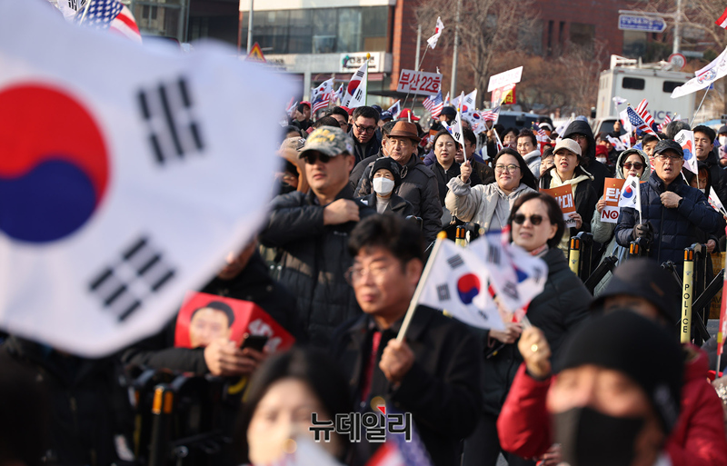 ▲ 윤석열 대통령 복귀 소식에 한남관저 앞에 몰린 지지자들. ⓒ정상윤 기자.