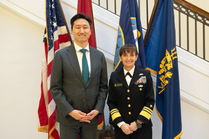 ▲ 정기선 HD현대 수석부회장(왼쪽)이 지난 7일 미국 해군사관학교를 방문해 이벳 M. 데이비스(Yvette M. Davids) 교장과 기념사진을 촬영하고 있다. ⓒHD현대