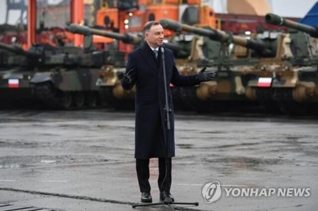 ▲ 한국서 초도 납품한 K2 전차와 K-9 자주포 앞에서 연설하는 안제이 두다 폴란드 대통령. 출처=EPAⓒ연합뉴스