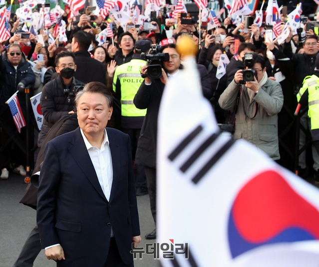 ▲ 석방된 윤석열 대통령이 지난 8일 경기도 의왕시 서울구치소 앞에서 경호차량에서 내려 지지자들에게 인사하며 구치소를 나서고 있다.ⓒ정상윤 기자