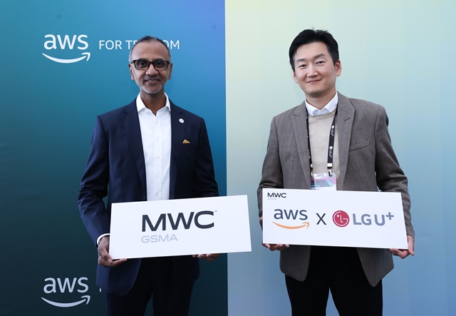 ▲ MWC25에서 진행된 업무협약식에 참석한 LG유플러스 권용현 기업부문장(오른쪽)과 AWS 젠스 나가라잔 아시아태평양 및 일본 통신 사업 총괄의 모습.ⓒLG유플러스