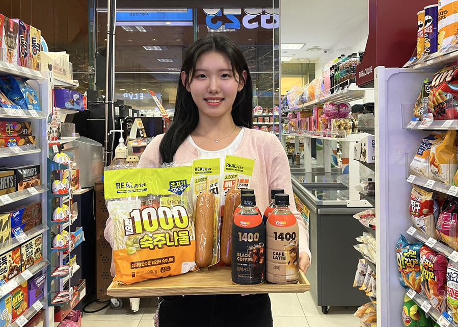 ▲ 모델이 GS25가 초가성비 PB로 출시한 상품을 들고 포즈를 취하고 있다.ⓒGS25