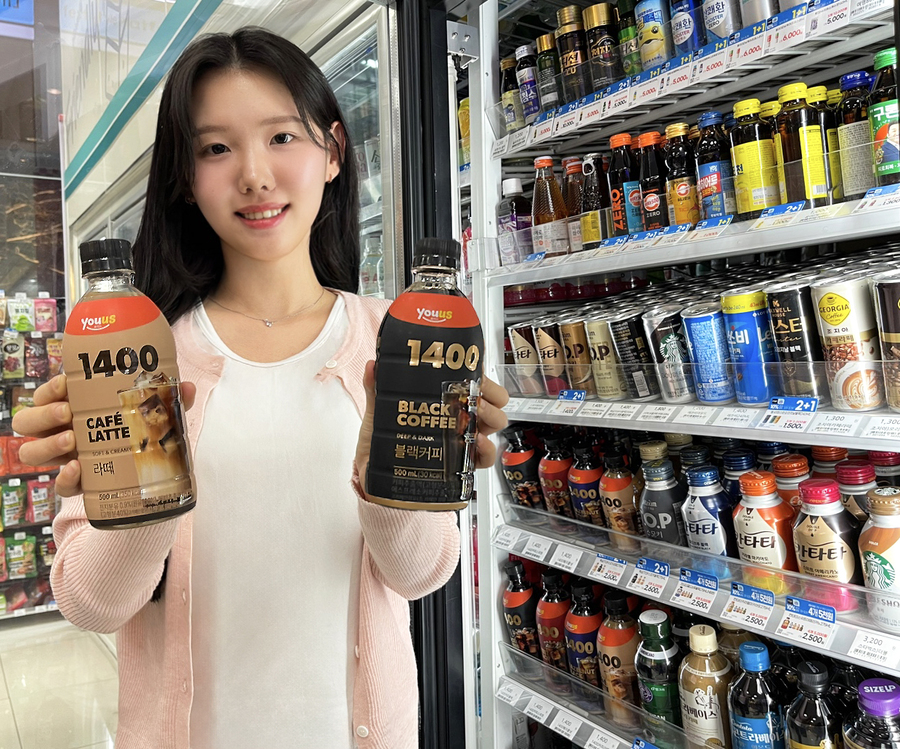 ▲ GS25가 초가성비 PB상품으로 '1400페트커피'를 출시했다. 500ml 페트 커피 최저가 상품이며, 기존 상품 대비 50% 저렴한 것이 특징이다. ⓒGS25