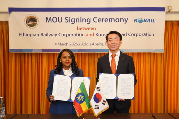 ▲ 한문희(오른쪽) 코레일 사장이 4일(현지시간) 흘리나 벨라츄 에티오피아철도공사 사장과 업무협약을 체결한 뒤 기념촬영을 하고 있다. ⓒ코레일