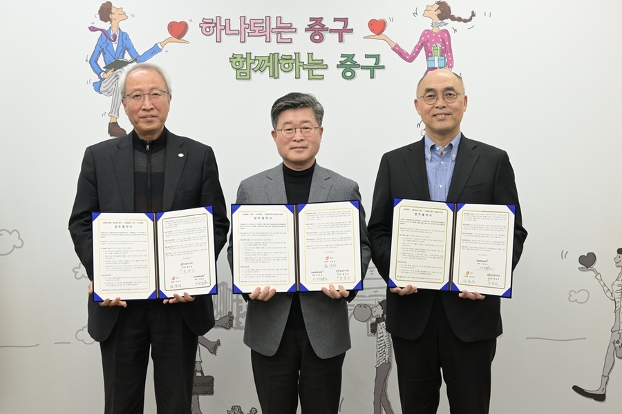 ▲ (왼쪽부터) 밀알복지재단 정형석 상임대표, 김길성 중구청장, 안성일 락앤락 전무가 한부모 가족 지원 위한 업무협약 체결하고 기념사진을 촬영하고 있다.ⓒ락앤락