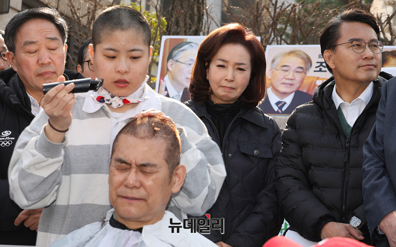 ▲ 기독교 목회자 123명도 삭발에 동참했다. 윤상현 김민전 강승규 의원이 침통한 얼굴로 지켜보고 있다. ⓒ 정상윤 기자