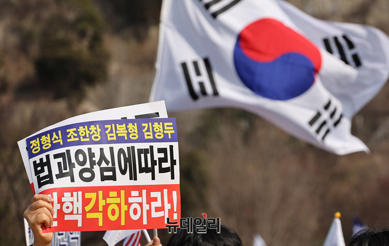 ▲ 자유민주주의를 수호하는 한양대인이 8일 오후 서울 성동구 한양대 정문에서 윤석열 대통령 탄핵을 반대하는 시국선언을 하는 가운데 탄핵각하를 촉구하는 피켓을 들고 있다. ⓒ정상윤 기자