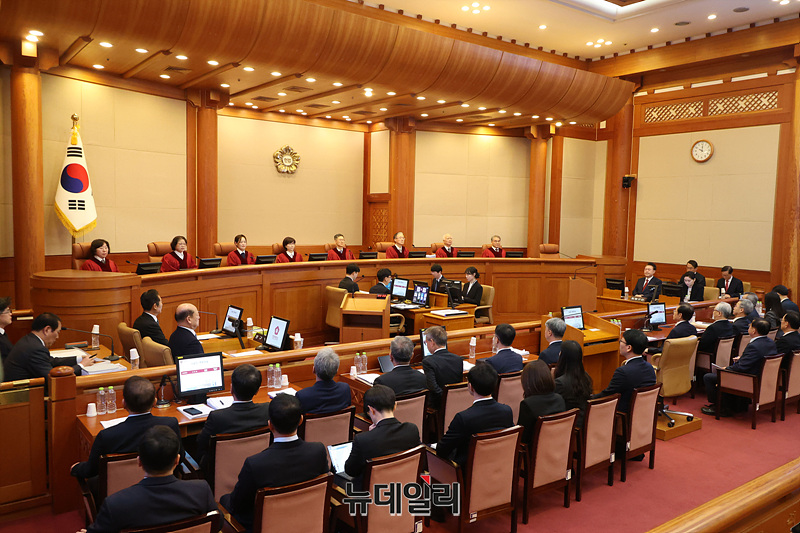 ▲ 문형배 헌법재판소장 권한대행과 재판관들이 2월 13일 서울 종로구 헌법재판소에서 열린 '윤석열 대통령 탄핵심판 8차 변론'에 입장해 자리하고 있다. (사진=공동취재단)