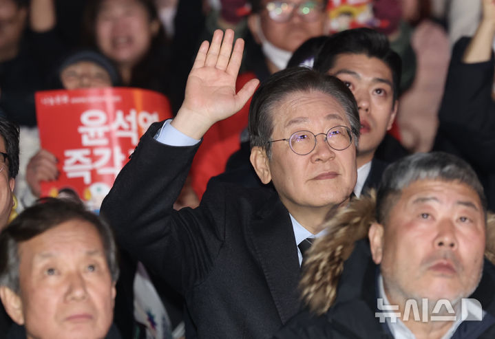 ▲ 이재명 더불어민주당 대표가 9일 오후 서울 종로구 경복궁역 4번출구 인근에서 열린 ‘윤석열즉각퇴진·사회대개혁 비상행동 탄핵 촉구 집회‘에서 지지자들에게 손을 들어 인사하고 있다. ⓒ뉴시스