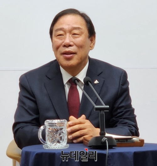 ▲ 최민호 세종시장이 10일 오전 시청 정음실에서 기자간담회를 하고 있다.ⓒ이길표 기자