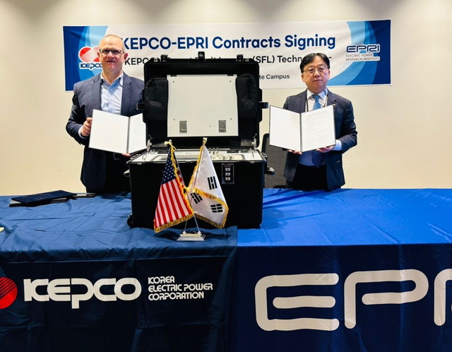 ▲ 심은보 한국전력공사 전력연구원장(왼쪽)과 앤드류 필립스 EPRI 송배전 부사장이 지중케이블 고장점 탐지 기술 판매 계약을 체결하고 기념촬영을 하는 모습. ⓒ한국전력공사