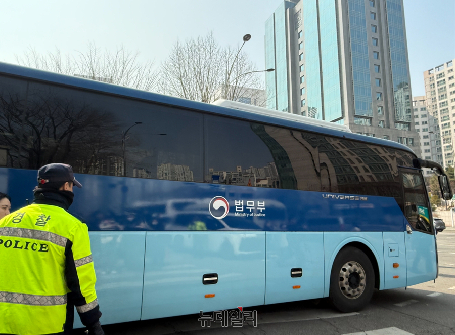 ▲ 서부지법 사태 첫 오전 재판이 종료된 직후 법무부 차량이 서울서부지법을 빠져나가고 있다. ⓒ정혜영 기자