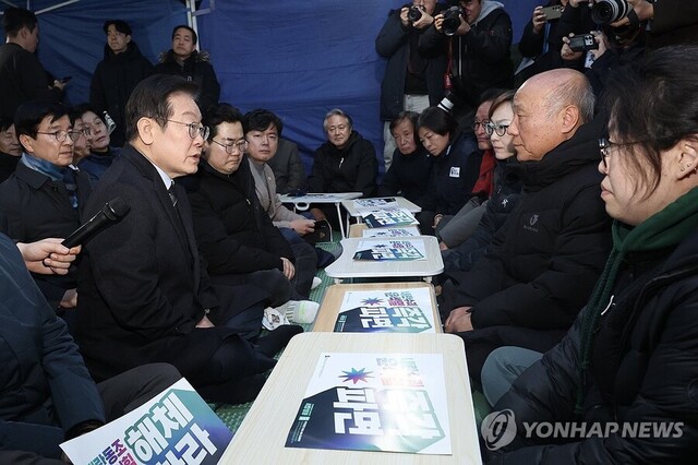 ▲ 이재명 더불어민주당 대표가 9일 서울 경복궁역 인근에서 단식 농성 중인 ‘윤석열 즉각 퇴진·사회대개혁 비상행동 대표단’을 찾아 박석운 공동의장과 대화하고 있다. ⓒ연합뉴스